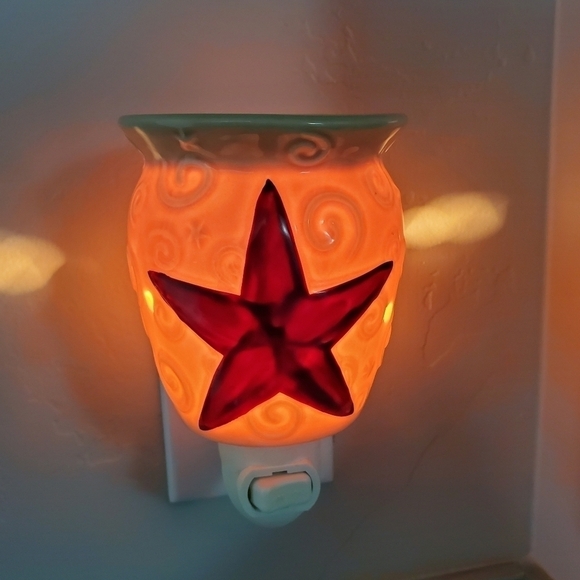 SCENTSY RUSTIC STAR MINI PLUG IN WARMER RETIRED BEIGE SWIRL BARN RED STAR - Picture 1 of 13